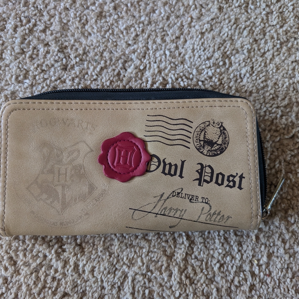 Harry Potter Owl Post Beige Zip Wallet with Red Seal